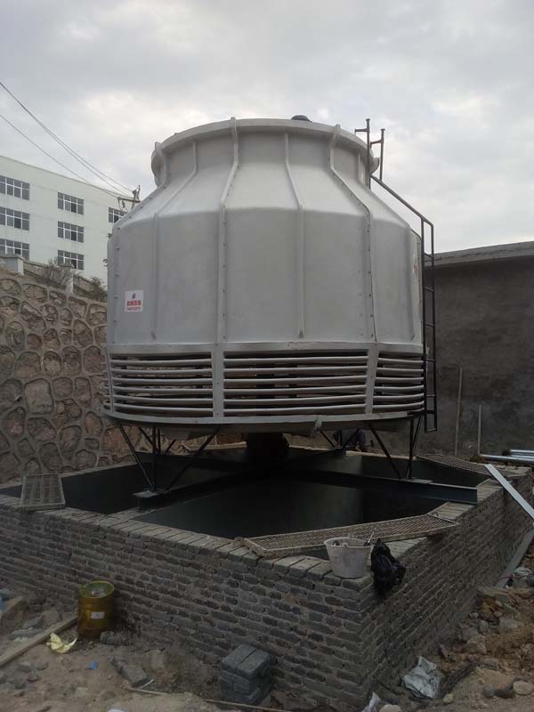 贵州六盘水dbnl3-150T圆形逆流式玻璃钢冷却塔安装现场，使用单位：贵州十九度铝业科技有限公司